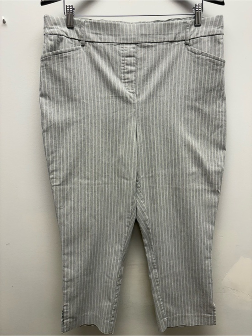 4 for $25 🩶 Penningtons Gray Pinstripe Capri Pants Size 18 🩶